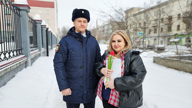 В Иванове участковые поздравляют женщин с 8 марта